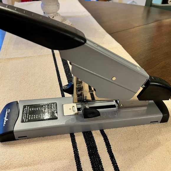 Swingline Heavy Duty Stapler | 160 Sheet Capacity | Commercial Black/Gray 39005 - Picture 1 of 7